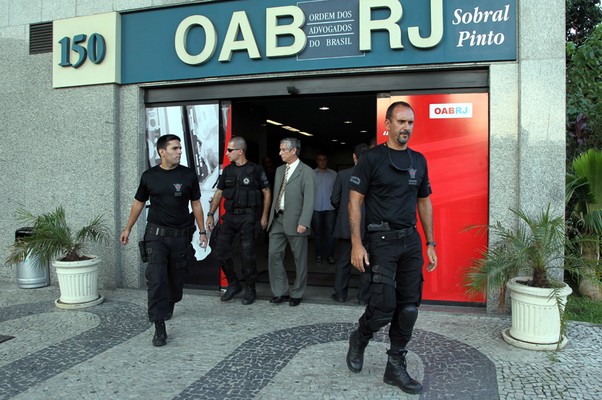  Integrantes do Esquadrão Anti-bombas saem do prédio após varredura (Foto: Carlos Ivan / Agência O Globo)