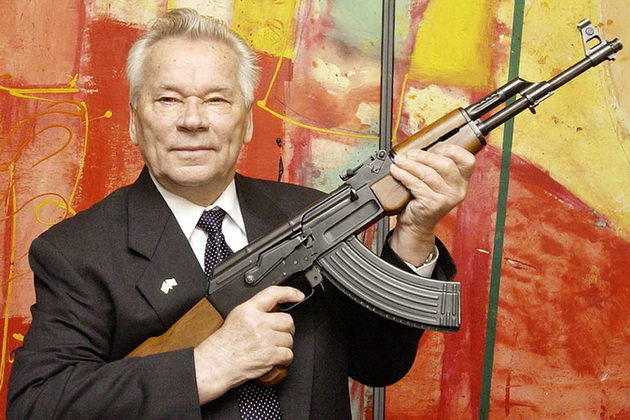 O soldado russo Mikhail Kalashnikov com sua invensão, a AK-47
